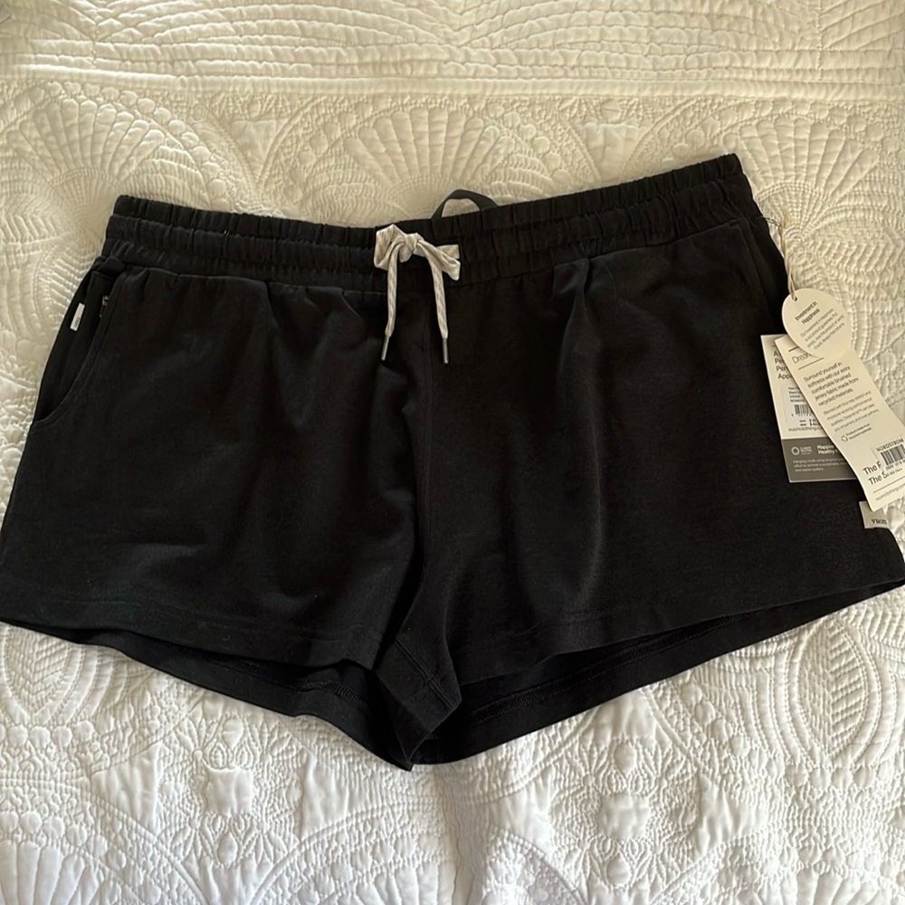 Vuori Halo Performance Shorts Size XL NWT Black Heather